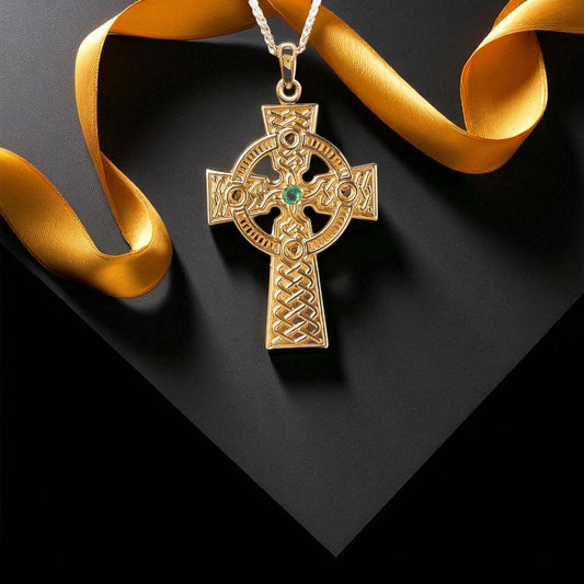 Traditional Celtic Knot Medium with Emerald