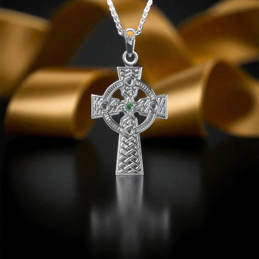 Traditional Celtic Knot Large with Emerald